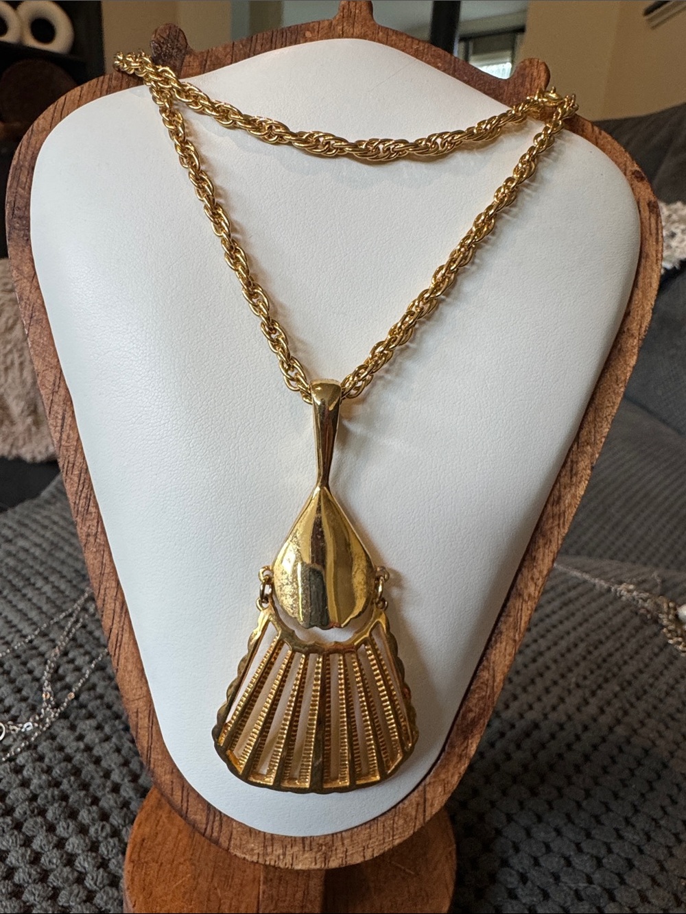 Gold-Tone Fan Pendant Necklace – Unbranded Women’s Jewelry